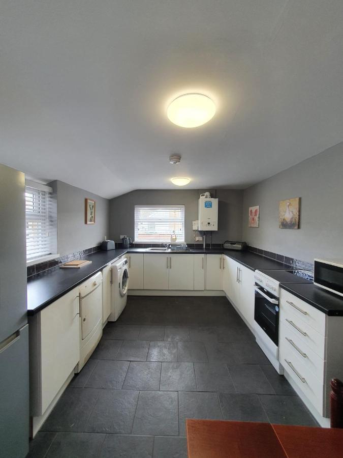 2 Bed House, Contractors & Holiday Guests Welcomed Dowlais Buitenkant foto