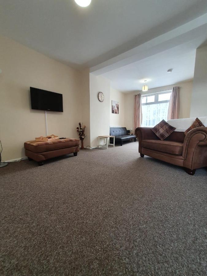 2 Bed House, Contractors & Holiday Guests Welcomed Dowlais Buitenkant foto
